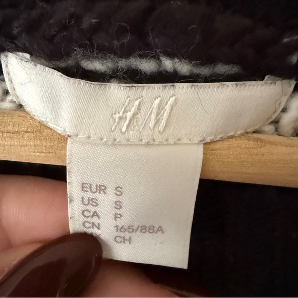 H&M Merry Kissmas Holiday Sweater - Picture 6 of 6